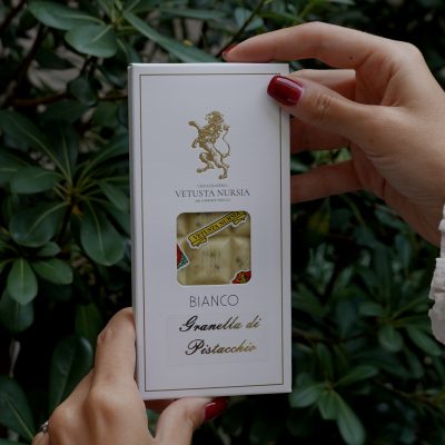 Tavoletta cioccolato bianco con granella di pistacchio